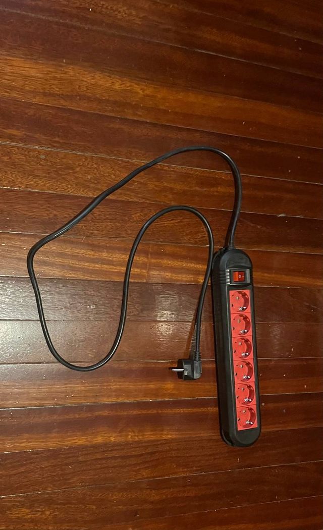 Regleta 6 enchufes rojo/negro