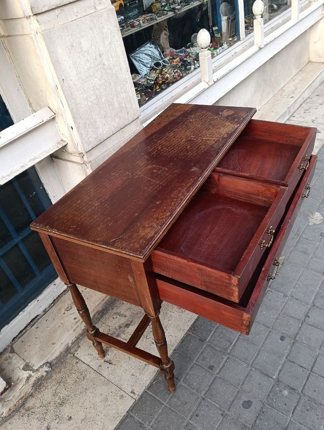 Mueble de madera con cajones