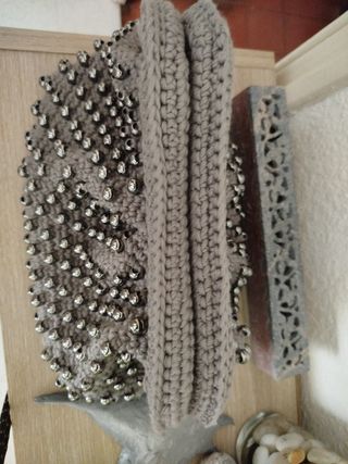 Bolso crochet gris con tachuelas