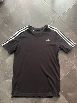 Camiseta Adidas Negra con Rayas Blancas