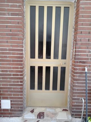 Puerta de aluminio con cristal