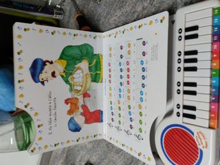 Libro Piano Caillou con 12 melodías