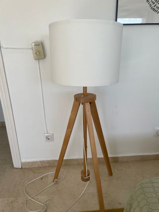 Lámpara de pie trípode LAUTERS madera y tela