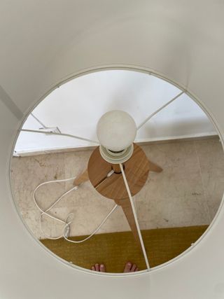 Lámpara de pie trípode LAUTERS madera y tela