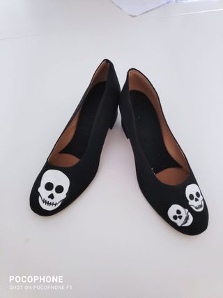 Zapatos negros con calaveras,geniales en Halloween