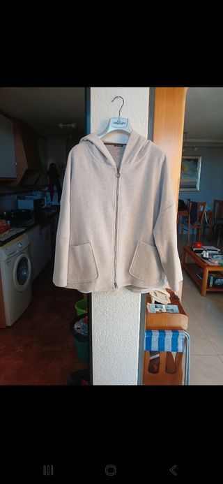 Sudadera beige con capucha y cremallera
