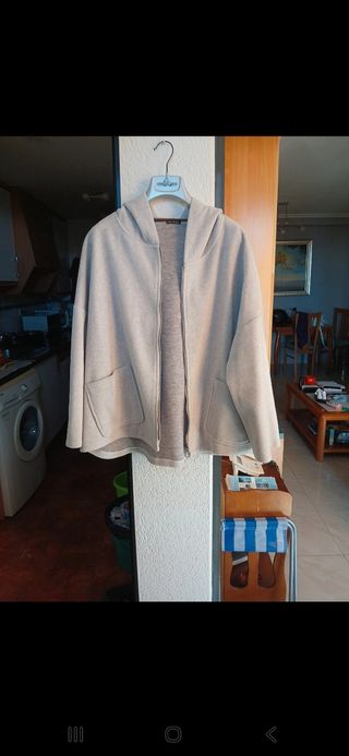Sudadera beige con capucha y cremallera