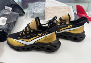 Zapatos Louis Vuitton Dorados y Negros