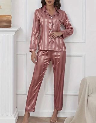Pijama de satén rosa a rayas