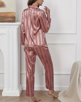 Pijama de satén rosa a rayas