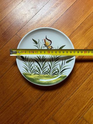 Piatto decorato a mano con farfalla