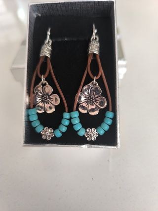 Pendientes largos florales cuero y turquesa