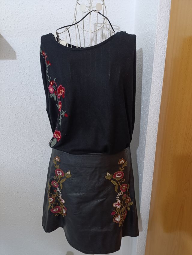 Camisa Desigual roja con pedrería y detalles en va