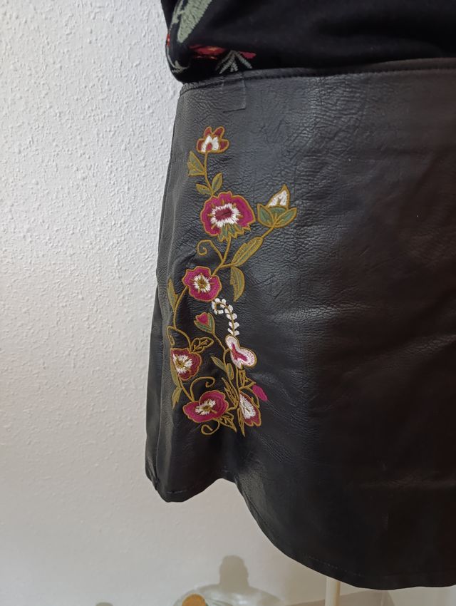 Camisa Desigual roja con pedrería y detalles en va