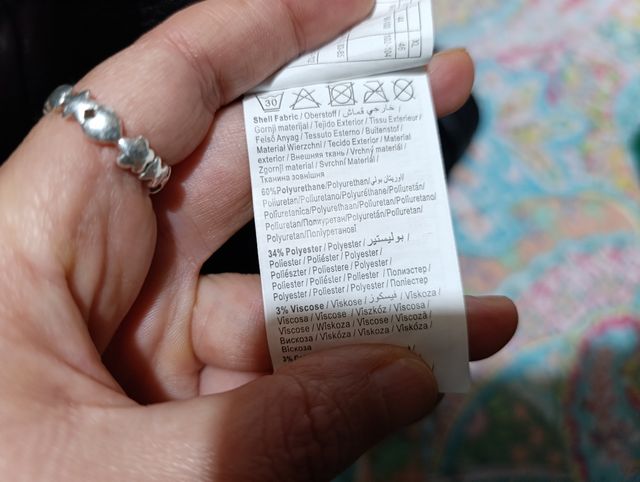 Camisa Desigual roja con pedrería y detalles en va