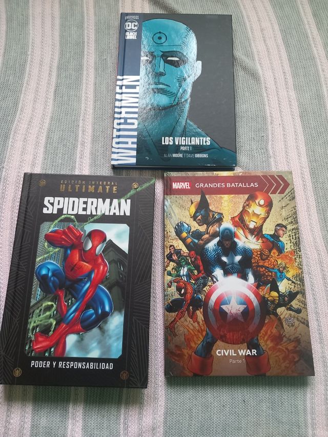 Cómic de spiderman, watchmen y civil war