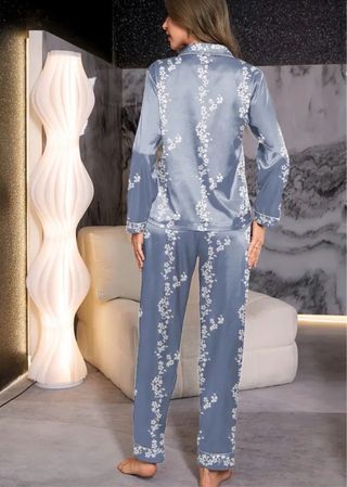 Pijama satinado floral azul y blanco