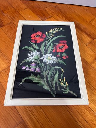 Quadro ricamato fiori su sfondo nero