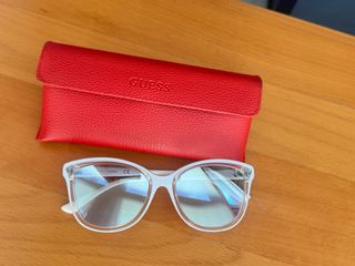 Gafas Guess Blancas con Estuche Rojo