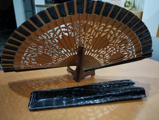 Abanico de madera, negro y dorado con flores