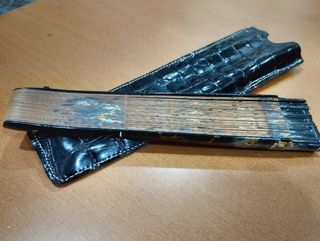 Abanico de madera, negro y dorado con flores