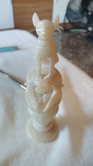 Figura coleccionable negra