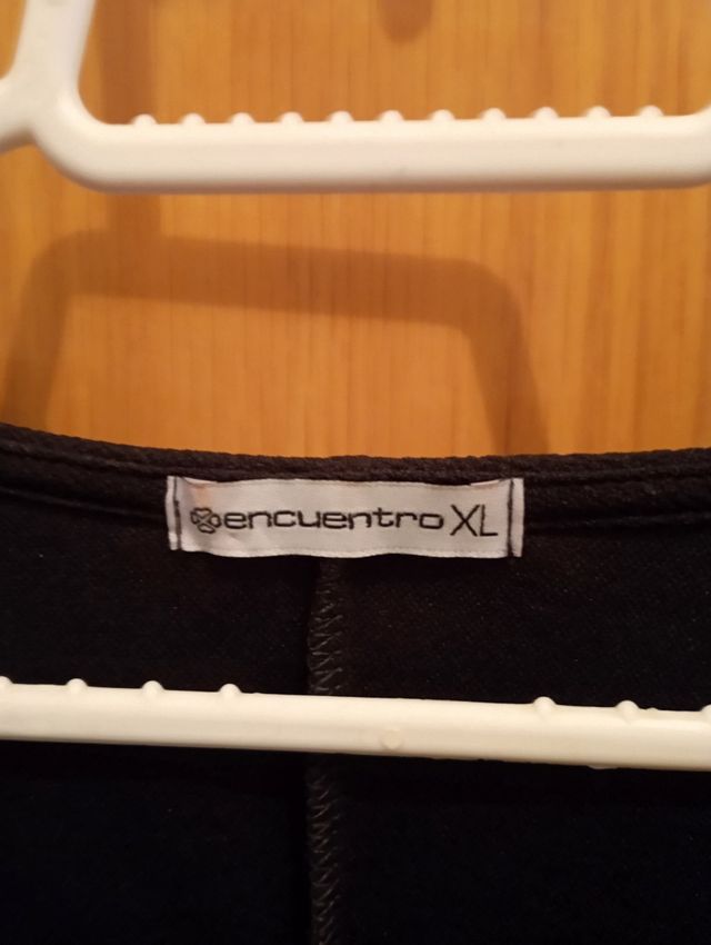 Vestido negro con bordado floral