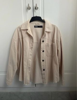 Sobrecamisa Zara pana beige bolsillo