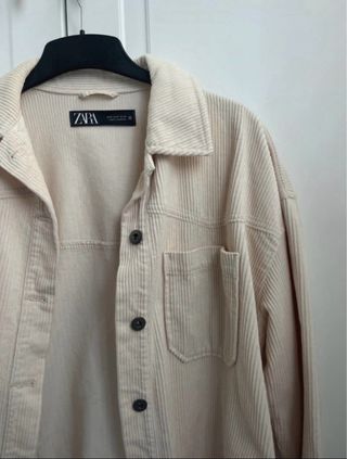 Sobrecamisa Zara pana beige bolsillo