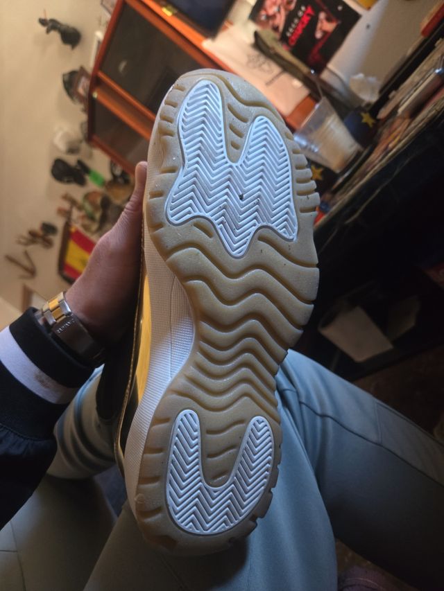 Zapatillas Negras y Doradas