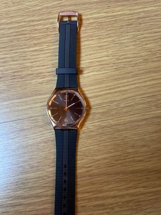 Reloj Swatch Swiss Negro y Dorado