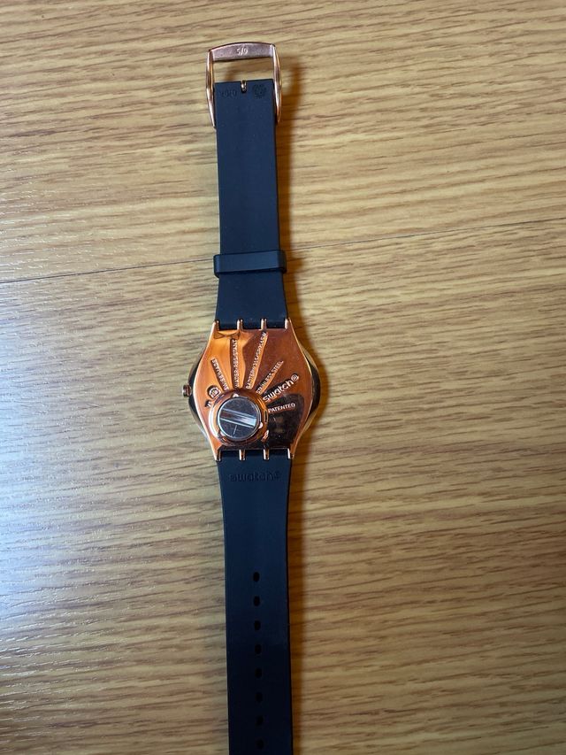 Reloj Swatch Swiss Negro y Dorado