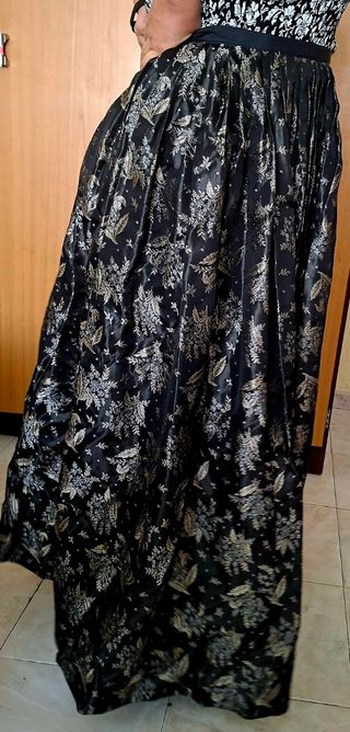 Falda Baturra Negra con Diseño Plateado