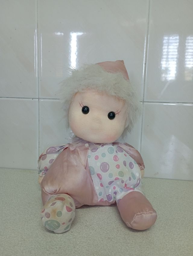 Muñeca musical de peluche
