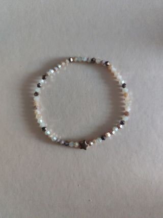 Pulsera de cuentas beige y dorada con estrella