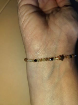 Pulsera de cuentas beige y dorada con estrella