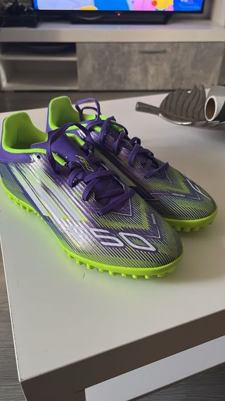 Botas de fútbol Adidas moradas y verdes