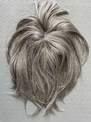 Peluca oncologica sintetica gris y blanca