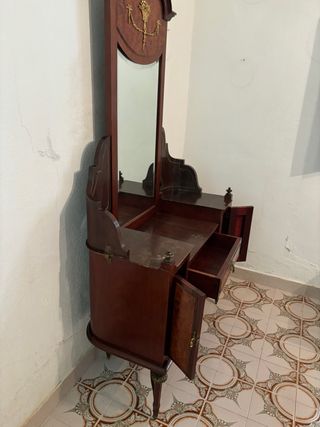 Tocador antiguo de madera con espejo