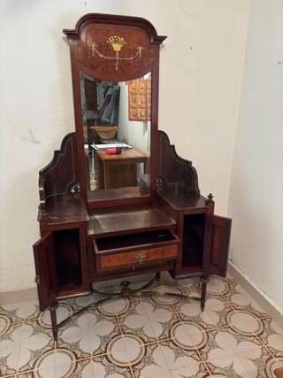 Tocador antiguo de madera con espejo