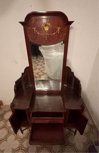 Tocador antiguo de madera con espejo