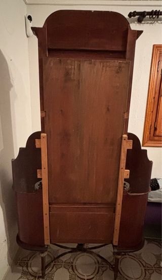 Tocador antiguo de madera con espejo