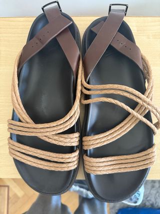 Sandalias planas piel marrón y negro