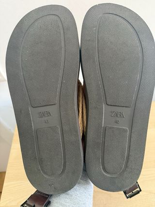 Sandalias planas piel marrón y negro