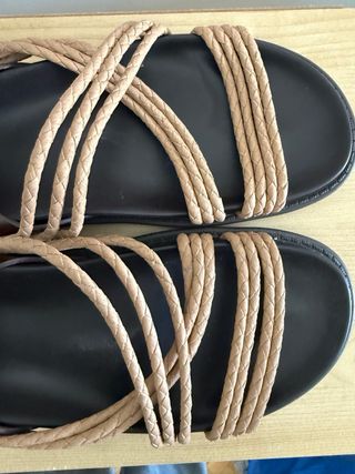 Sandalias planas piel marrón y negro