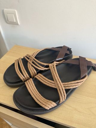 Sandalias planas piel marrón y negro