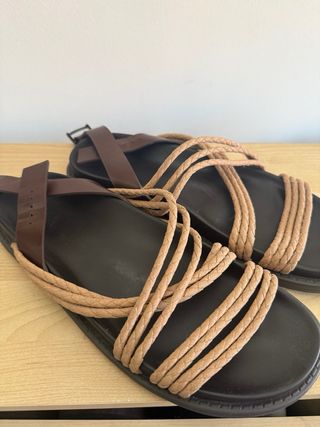Sandalias planas piel marrón y negro