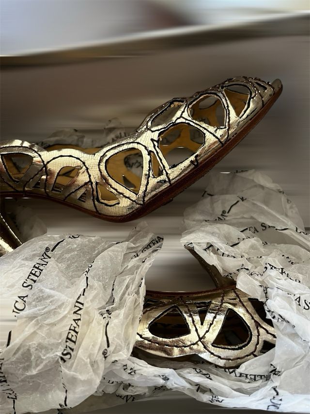 Decolté dorate Luca Stefani con intagli