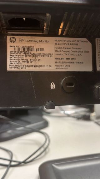 Monitores HP y una impresora