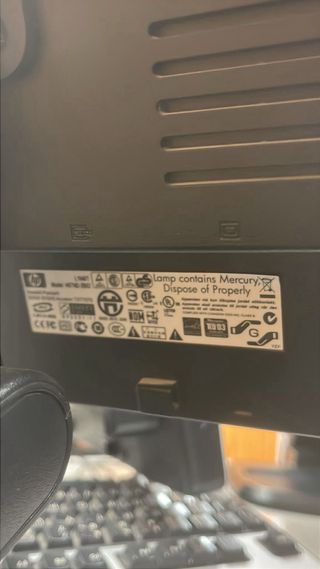 Monitores HP y una impresora